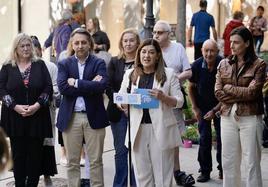 Sáenz de Buruaga, durante su discurso de fin de campaña, rodeada de otros miembros del PP. A su derecha, Gema Igual.