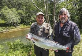 El asturiano Arturo Suárez con el salmón que ha pescado este viernes.