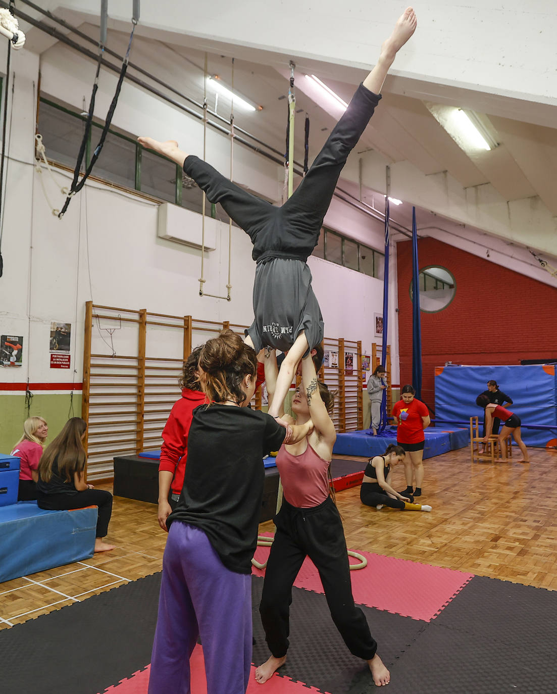 Los alumnos del grupo joven e infantil IV preparan desde hace meses el espectáculo de fin de curso 'Space Circus', una propuesta que interpretarán en el Teatro Concha Espina el 16 de junio a las 19.00 horas.