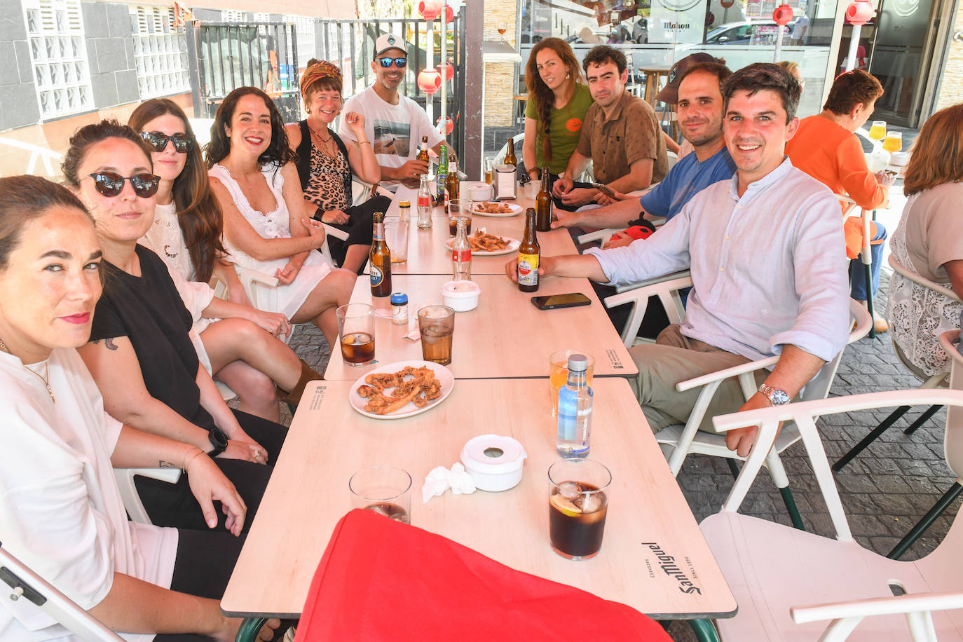 Daniel Fernández, cnadidato del PSOE a la Alcaldía de Santander, cumplió 39 años ayer y hoy ha podido celebrarlo en compañía de varios amigos en Santander. La jornada de reflexión también le ha permitido visitar Asproan, la protectora de San Román donde adoptó a su perra Molly, asistir a un partido de balonmano en La Albericia, repasar toda la organización del PSOE y estar con su familia. 
