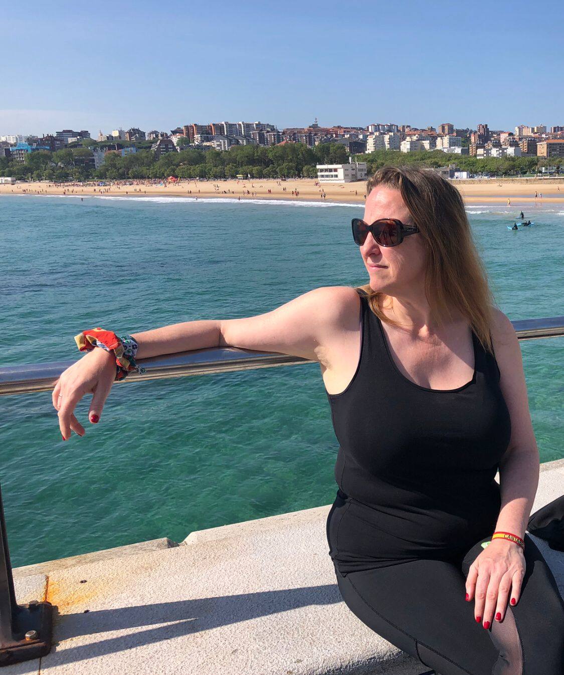 La candidata de Vox a la Presidencia de Cantabria, Leticia Díaz, está dedicando la jornada de reflexión «a descansar y a disfrutar de la familia». Por la mañana, ha dado un paseo por el Sardinero y, a mediodía, ha tomado el aperitivo con sus padres. La tarde será igualmente familiar, con tiempo para la lectura o escuchar música. 