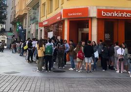 Numerosos jóvenes se han acercado al local de la marca de ropa en Santander.