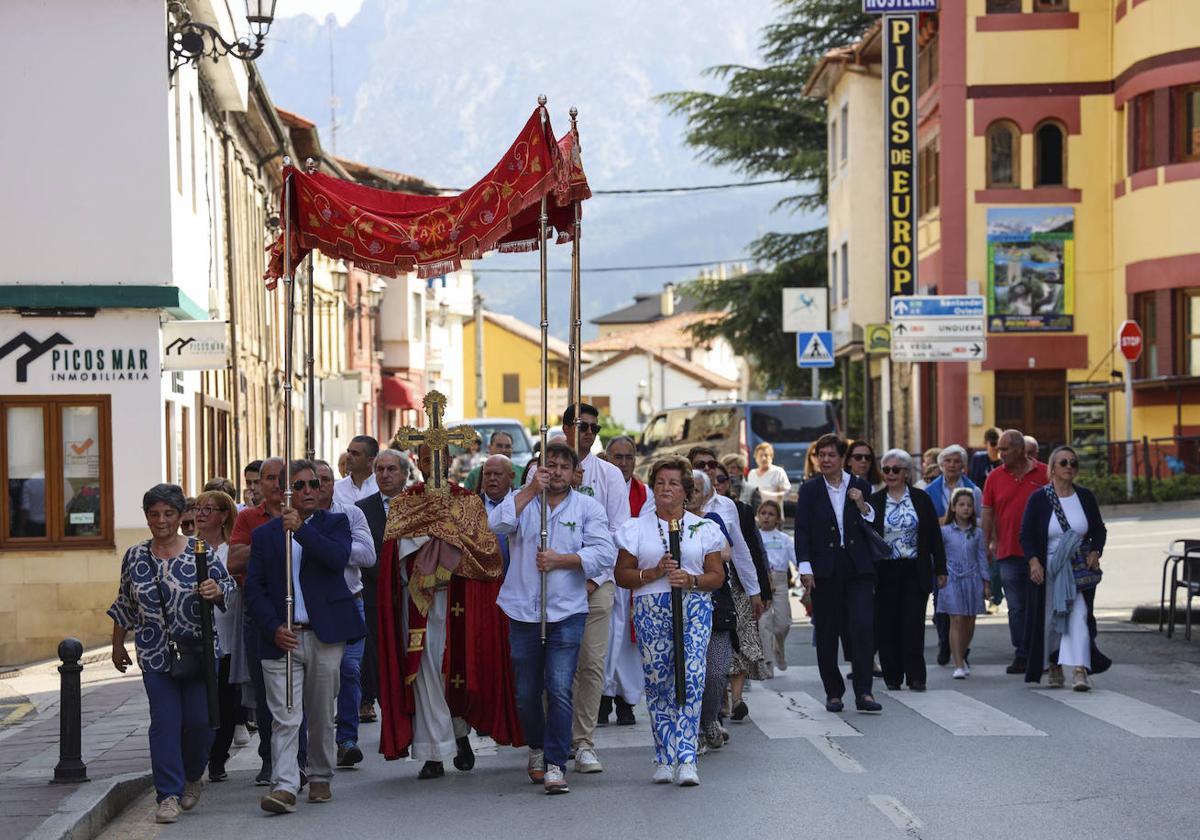 a procesión recorrió las principales calles de la villa lebaniega.