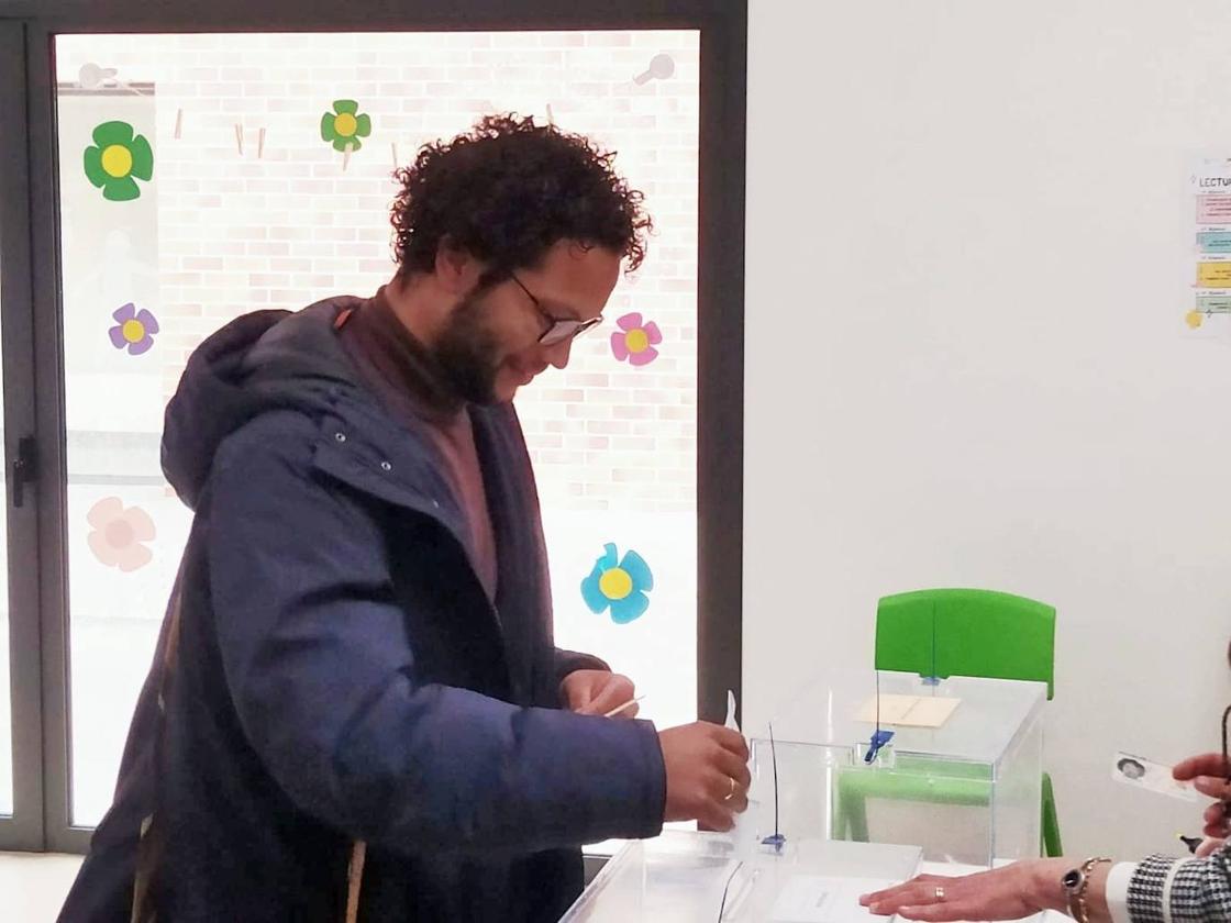 El candidato a la Alcaldía de Santander por la coalición IU-Podemos, Keruin Martínez, se ha mostrado «muy emocionado» al depositar su voto a las 9.00 horas en el colegio Padre Apolinar porque está «muy esperanzado de que, esta vez sí, podamos contribuir a que haya en Santander el cambio que llevamos esperando tanto tiempo».