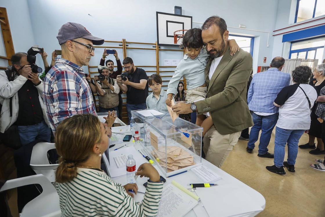 Javier López Estrada, candidato a la reelección como alcalde de Torrelavega por el PRC, ha votado en el colegio Pancho Cossío acompañado por su familia.