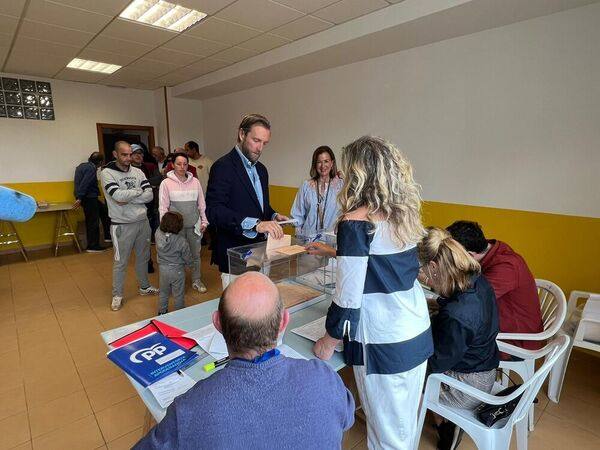 El candidato regionalista a la Alcaldía de Santander, Felipe Píña, ha manifestado su su aspiración de que los santanderinos «decidan por el futuro de esta ciudad». Piña se ha pronunciado así tras votar en las Escuelas de San Martín, en el Paseo Canalejas, donde ha hecho un llamamiento «a que haya un día de cordialidad en las mesas» y a acudir a ellas.