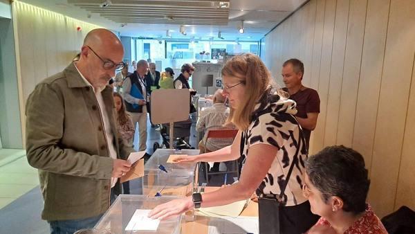 El candidato a la Presidencia de Cantabria por Ciudadanos, Félix Álvarez, cree que los ciudadanos van a apostar este domingo por «dar la vuelta a Cantabria como un calcetín». Así lo ha manifestado tras votar en el Centro Cívico Juan Carlos Calderón del Río de la Pila, en Santander.