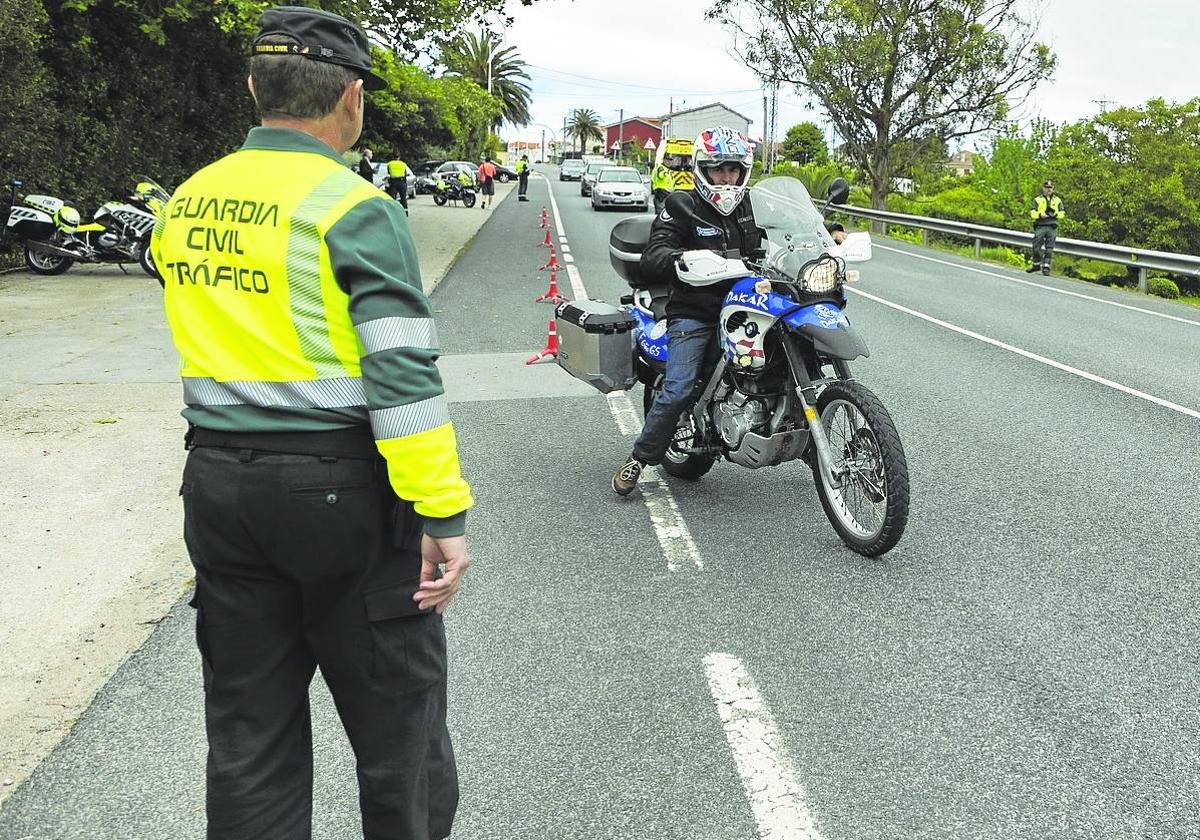 Un control de tráfico en la CA-231, a la altura de la avenida Marqués de Valdecilla.