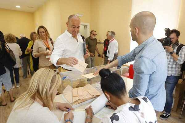 El candidato de Ciudadanos a la Alcaldía de Torrelavega, Julio Ricciardiello, ha votado en La Inmobiliaria.