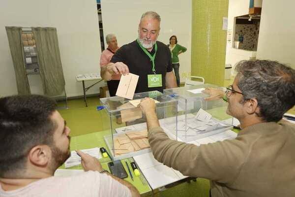 Roberto García Corona, candidato de Vox en Torrelavega, vota en la plaza de abastos de la ciudad.