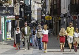 Paseantes por el centro de Torrelavega.