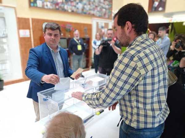 El candidato del PP en Torrelavega, Miguel Ángel Vargas, ha votado en el CEIP Fernando de los Ríos.