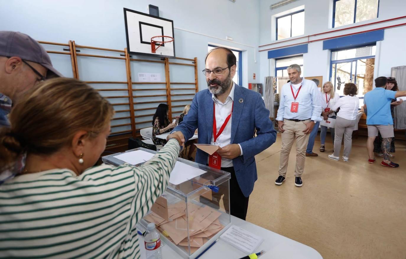 El candidato del PSOE a la Alcaldía de Torrelavega, José Luis Urraca, ha señalado que en esta campaña electoral su partido ha demostrado que «garantiza potenciar el comercio y atraer industria para generar más empleo». Urraca ha votado en la urna del Colegio Pancho Cossío de Torrelavega.