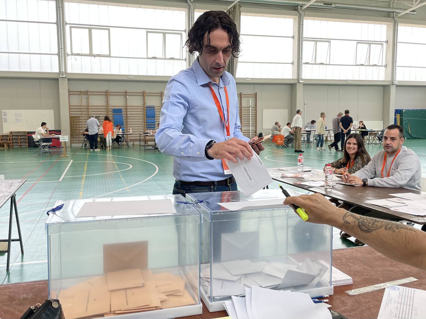 El candidato a la reelección como alcalde de Astillero por Ciudadanos, Javier Fernández Soberón, ha acudido a su colegio electoral a ejercer su derecho a voto y ha animado a los vecinos a hacer lo mismo. «Hoy es un día importante para todos los ciudadanos del municipio, a los que animo a acudir a las urnas para ejercer su derecho a votar», ha declarado Soberón