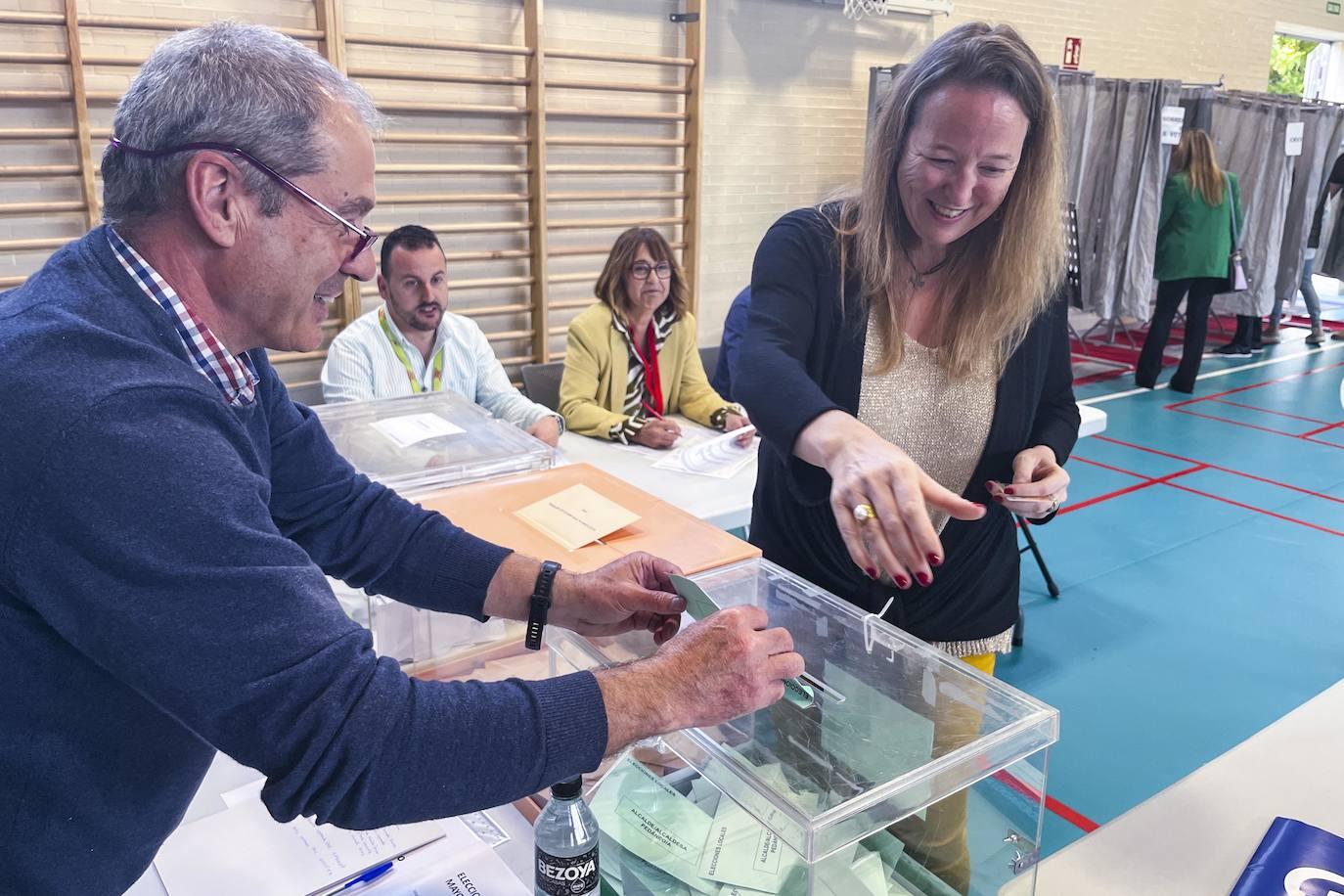 La candidata de Vox a la Presidencia de Cantabria, Leticia Díaz, tras depositar su papeleta en el colegio Marqués de Valdecilla, en Medio Cudeyo, se ha mostrado «ilusionada», al tiempo que ha afirmado que hoy «es un día donde se puede cambiar el rumbo de nuestro Gobierno y espero que todo el mundo participe» en las elecciones para ello.