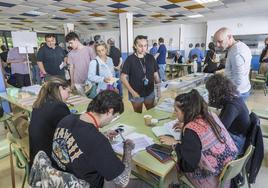 Vecinos de Santa Cruz de Bezana, el domingo, votan en el colegio electoral.