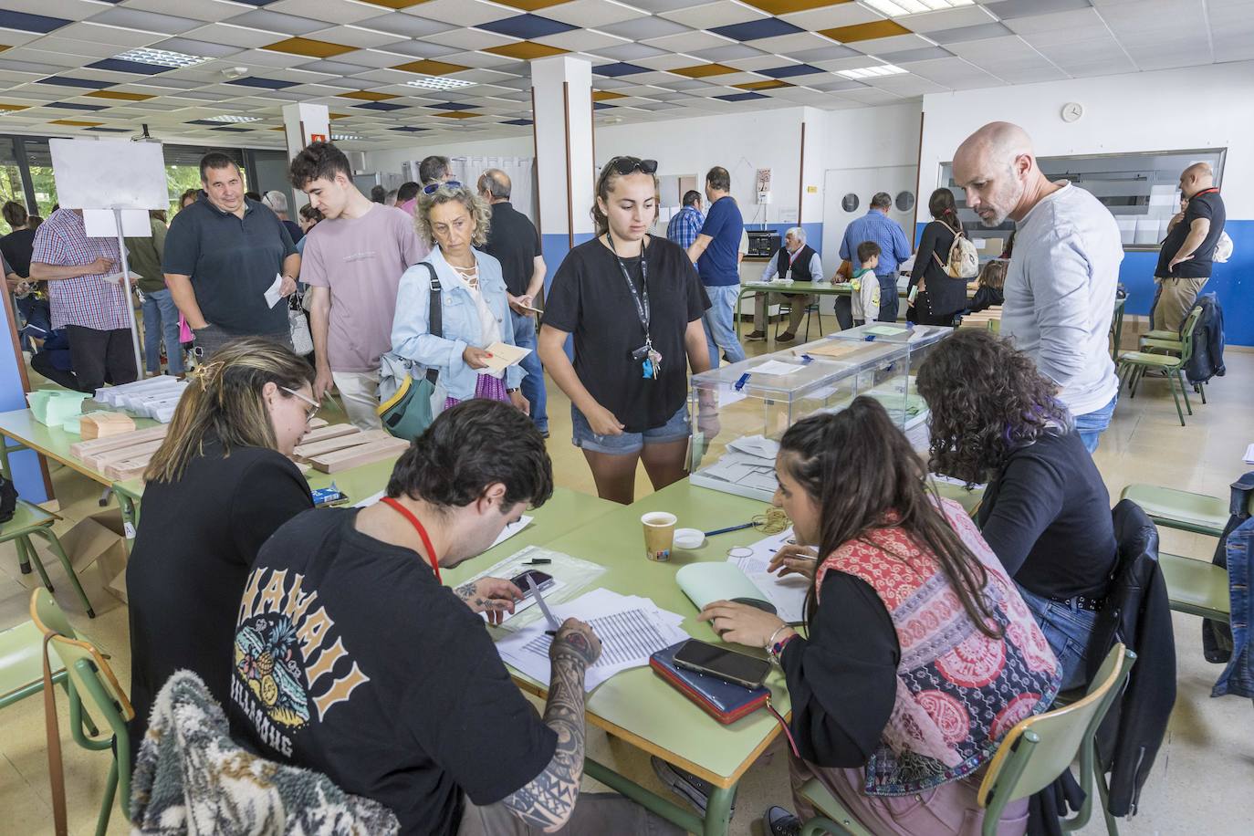 Vecinos de Santa Cruz de Bezana, el domingo, votan en el colegio electoral.