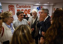 Pablo Zuloaga, durante la noche electoral del 28M, se lamenta ante la directora general de Cultura y distintos afiliados