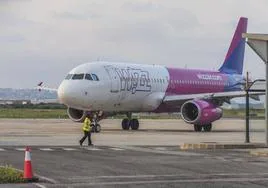 Un avión de la compañía Wizz Air, en el Seve Ballesteros.