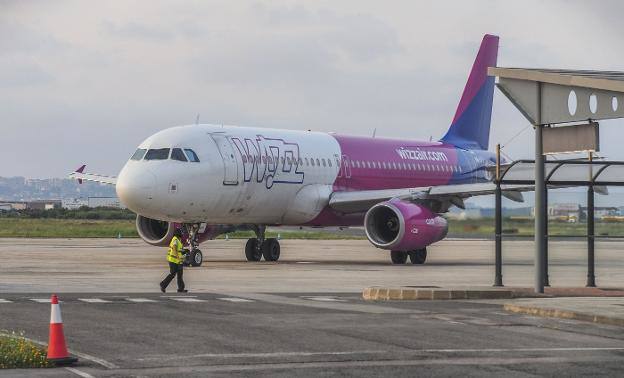 Un avión de la compañía Wizz Air, en el Seve Ballesteros.