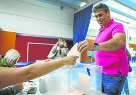 El concejal socialista Pablo Antuñano ejerciendo su derecho a voto en el colegio Arturo Dúo Vital.