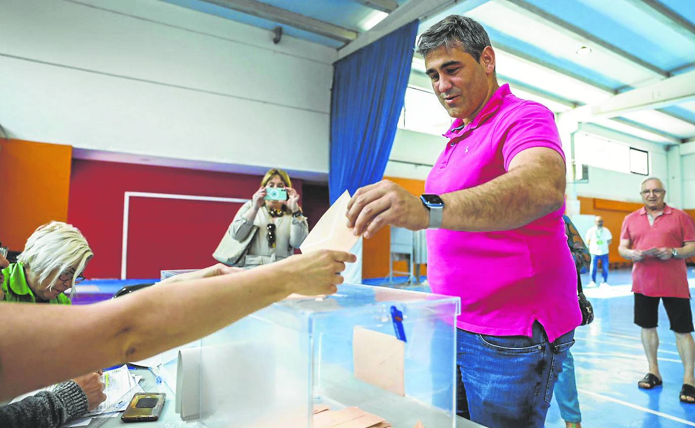 El concejal socialista Pablo Antuñano ejerciendo su derecho a voto en el colegio Arturo Dúo Vital.