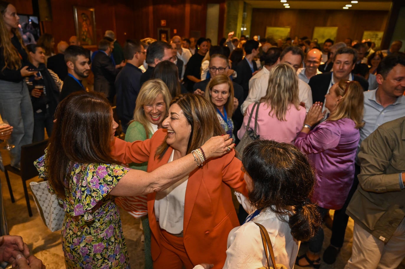 Decenas de seguidores del PP se acercaron al hotel Santemar para celebrar juntos los resultados electorales