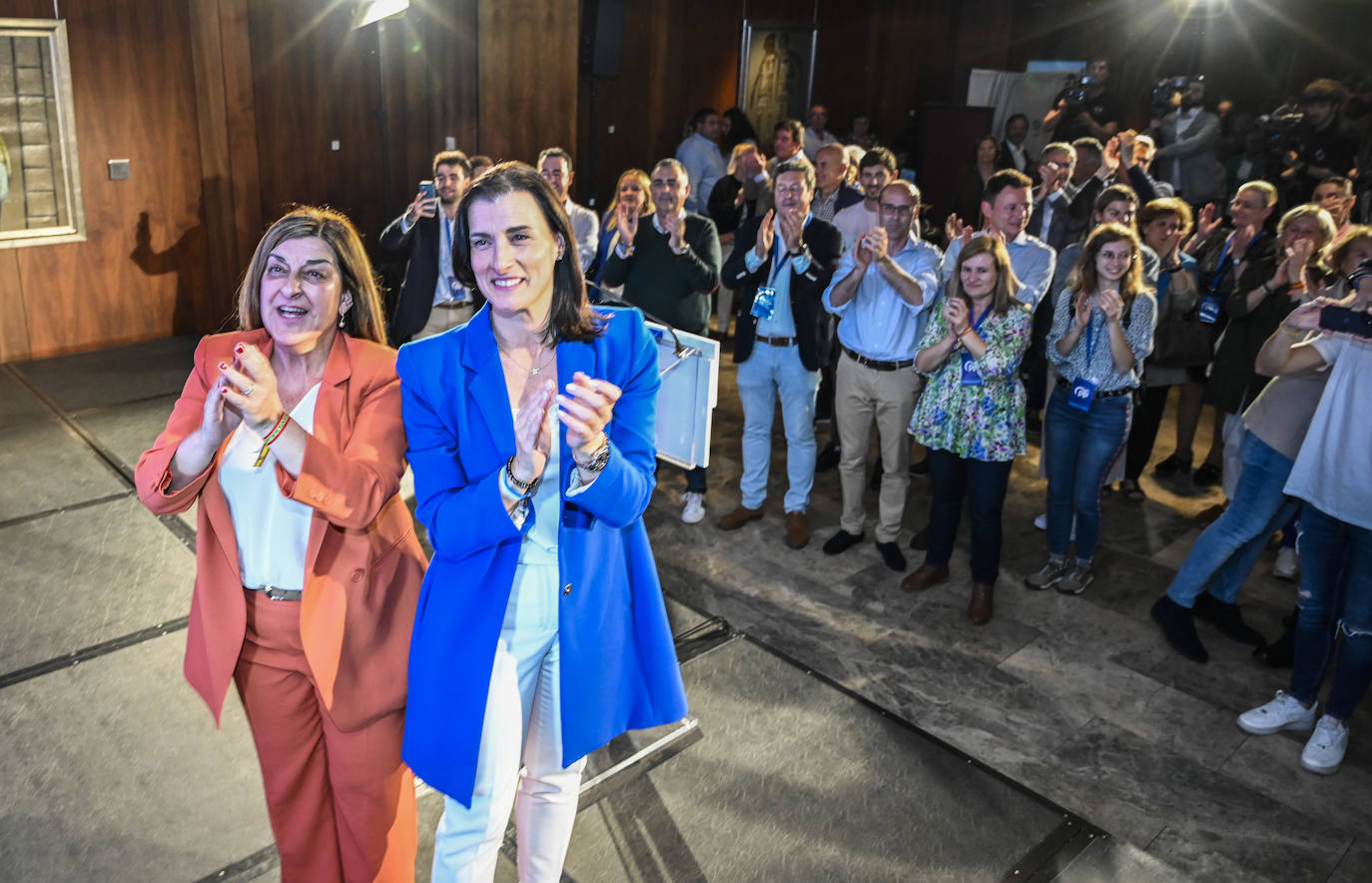 Las dos candidatas del PP aplauden y son aplaudidas en una noche llena de lágrimas de alegría