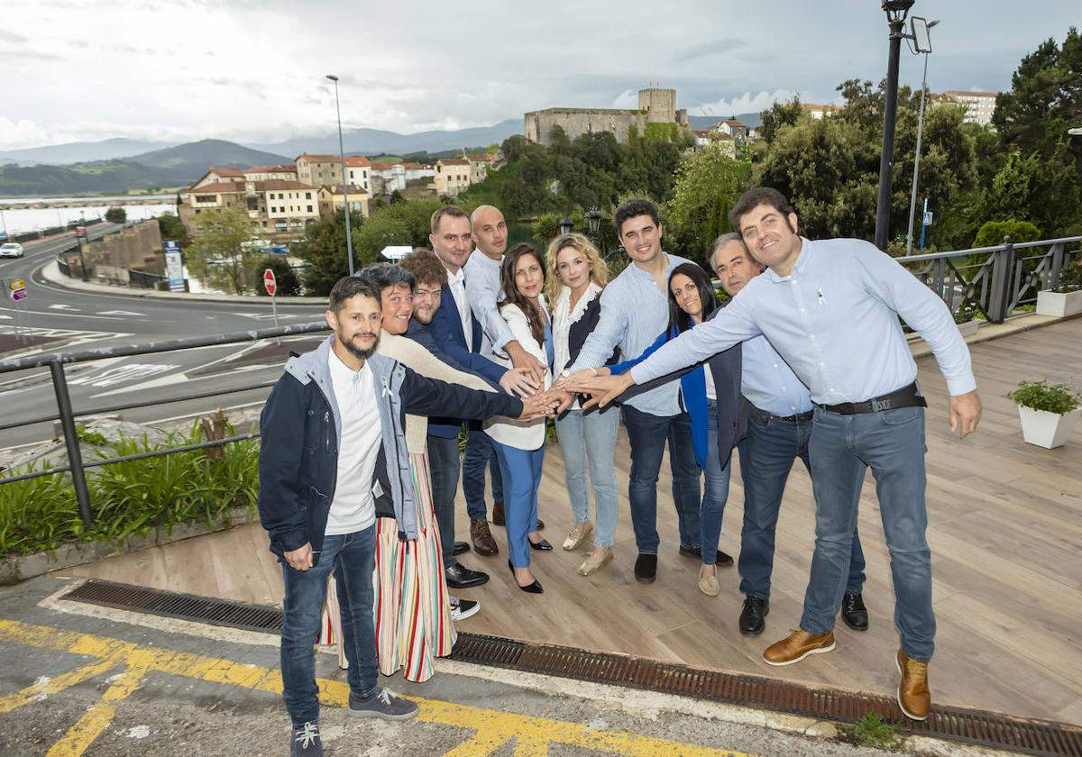 Candidatos de Vecinos de San Vicente posan en el Hotel Faro tras su éxito electoral.