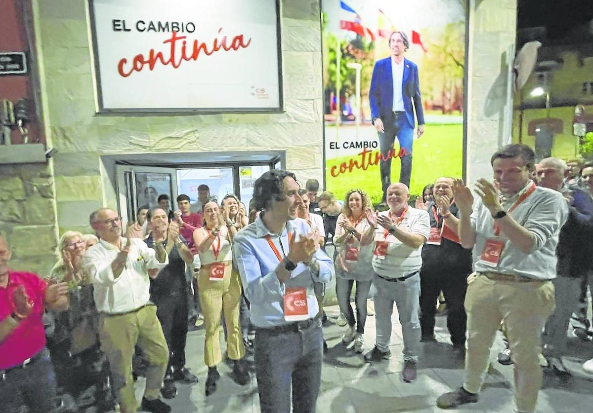 Javier Fernández Soberón, el único alcalde de Ciudadanos en Cantabria, celebra con los suyos su mayoría absoluta.