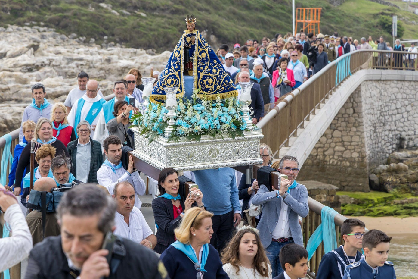 Imagen de la Virgen del Mar atravesando el puente que lleva a la ermita