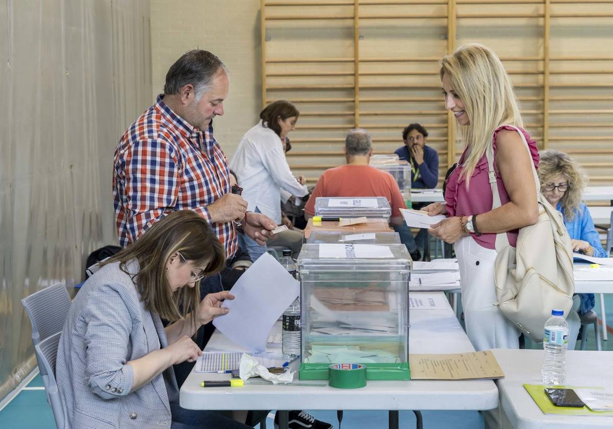 Una votante, el domingo, en una mesa electoral de Medio Cudeyo