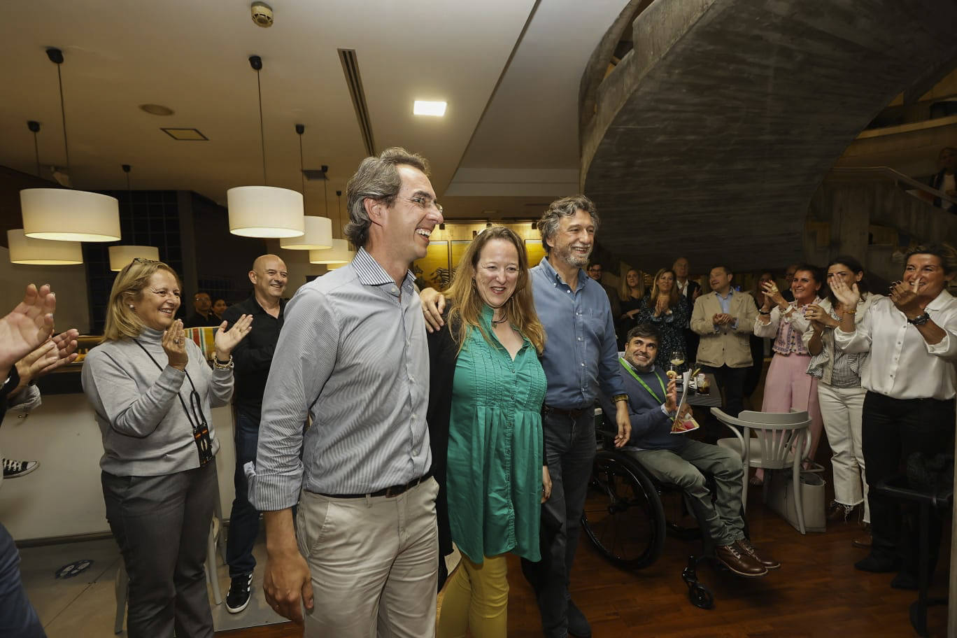 Armando Blanco, Leticia Díaz y Cristóbal Palacio, abrazados, son aplaudidos por los suyos. 