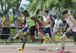 Tijan Keita gana los 100 metros en la pista de Los Corrales.