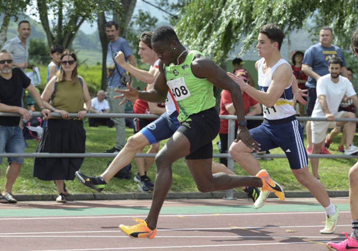 Tijan Keita gana los 100 metros en la pista de Los Corrales.