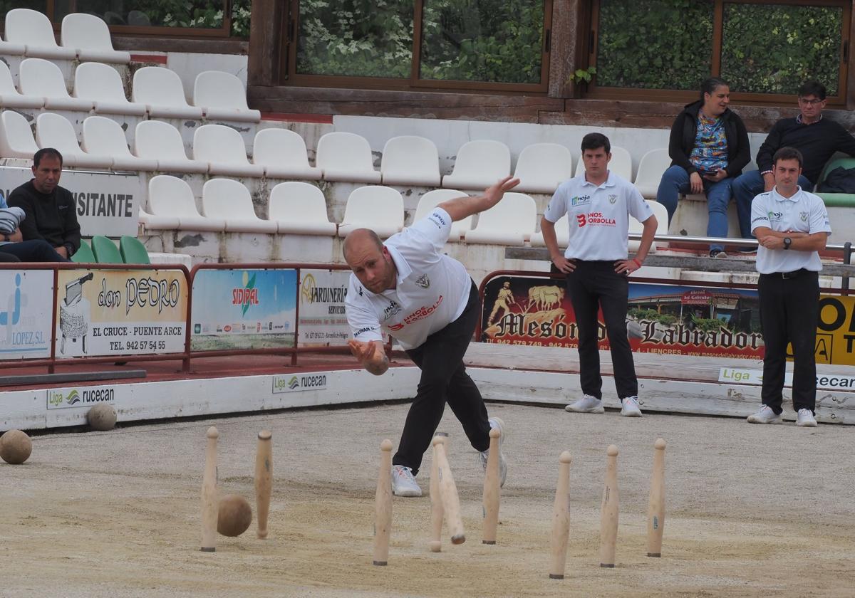 Jonathan García, capitán de Borbolla, al birle con Mario Borbolla y Manuel Domínguez al fondo.