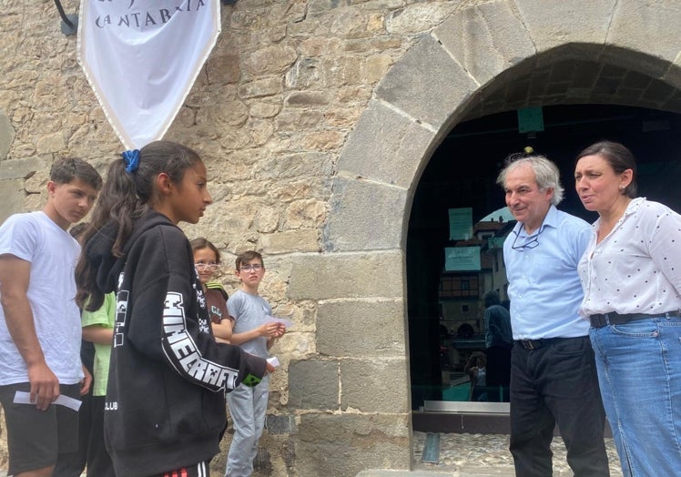 Los alumnos leyeron sus trabajos y poesías a Javier Gómez y Eva Cotera en la entrada a la Torre del Infantado, de Potes