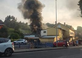 El incendio de un taller de neumáticos en Puente Arce desencadena una gran columna de humo