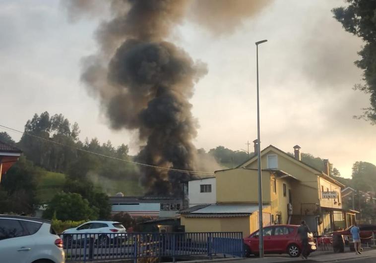 El incendio de un taller de neumáticos en Puente Arce desencadena una gran columna de humo