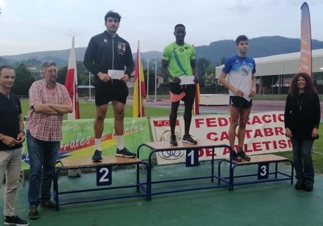 Tijan Keita (1º), en lo más alto del podio, escolado por Diego Casas (2º) y Pablo Bocelo (3º).