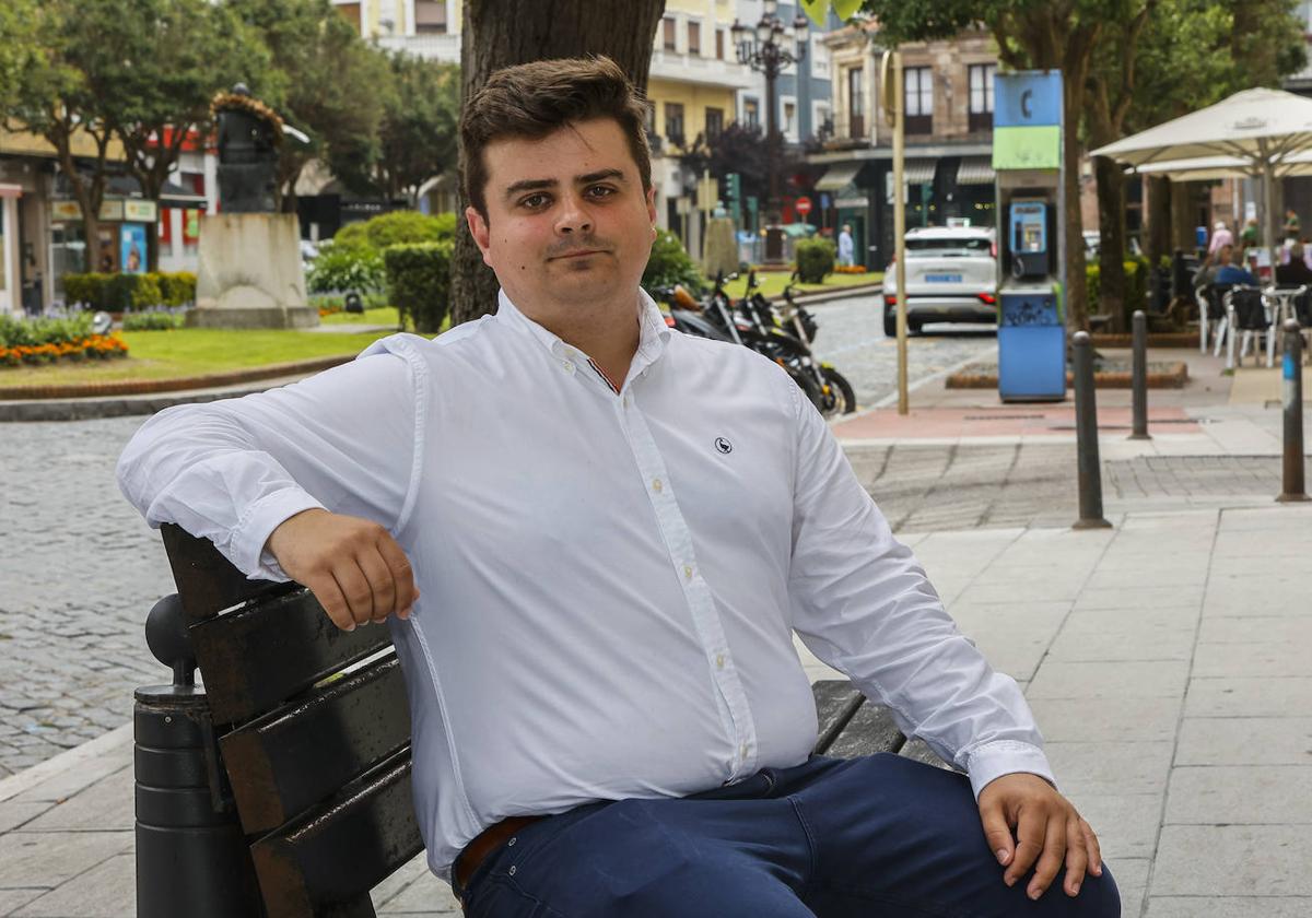 Miguel Ángel Vargas, ayer, sentado en un banco de la Avenida Menéndez Pelayo de Torrelavega.