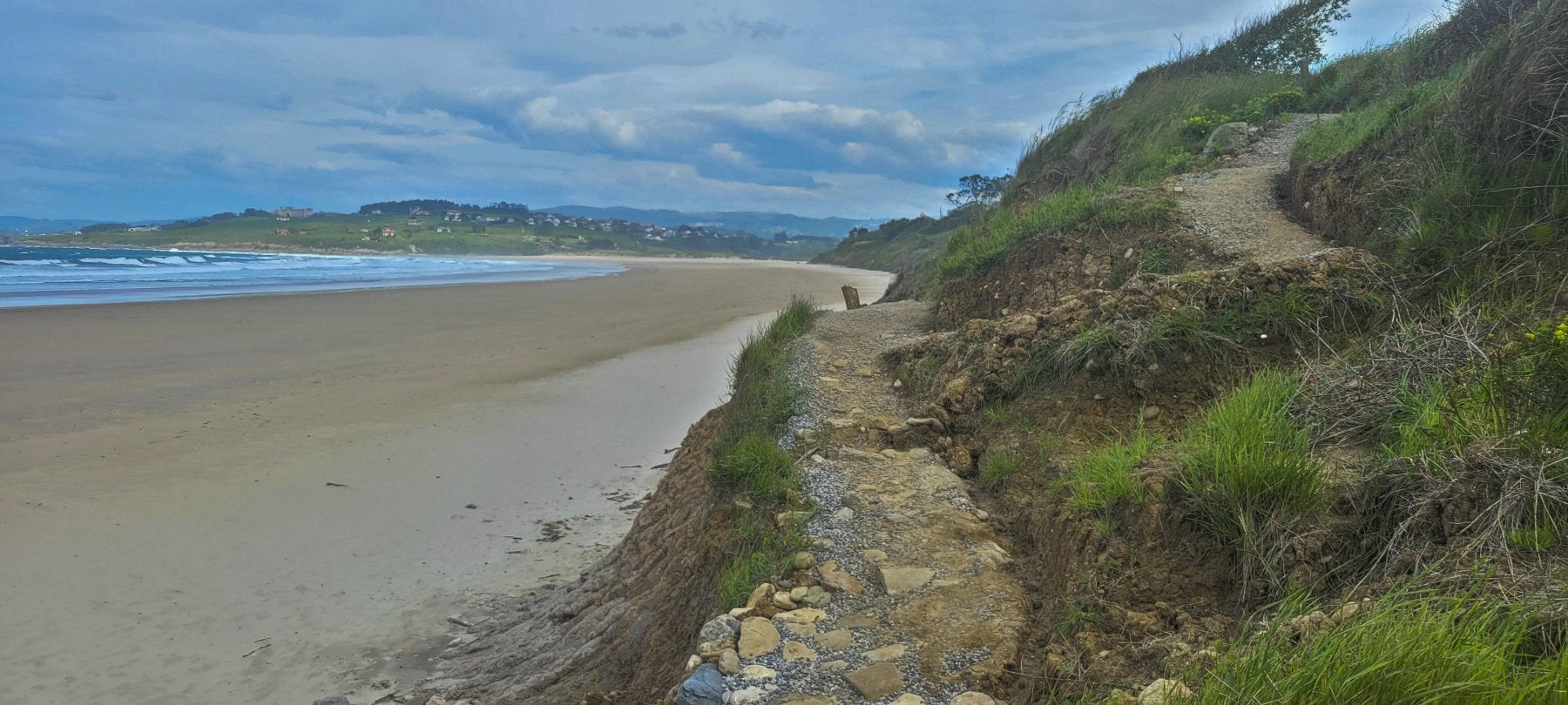 Estado actual del acceso a la playa de Oyambre por la zona del Pájaro Amarillo.