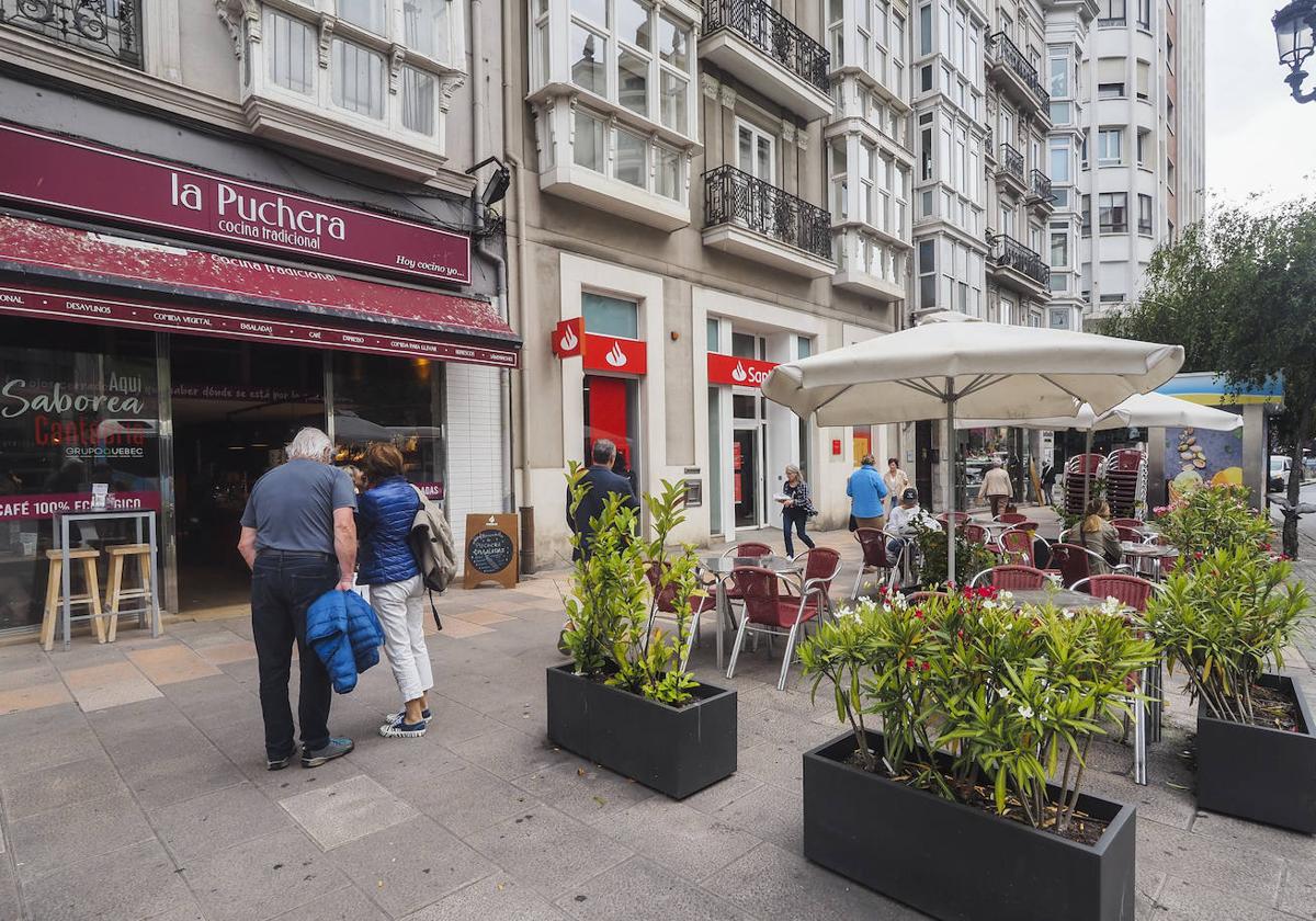 Cafetería-restaurante con terraza en la calle Amós de Escalante, una de las afectadas por los robos.