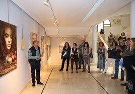 Chema Prieto explica la obra que muestra en la Casa de Cultura de Potes