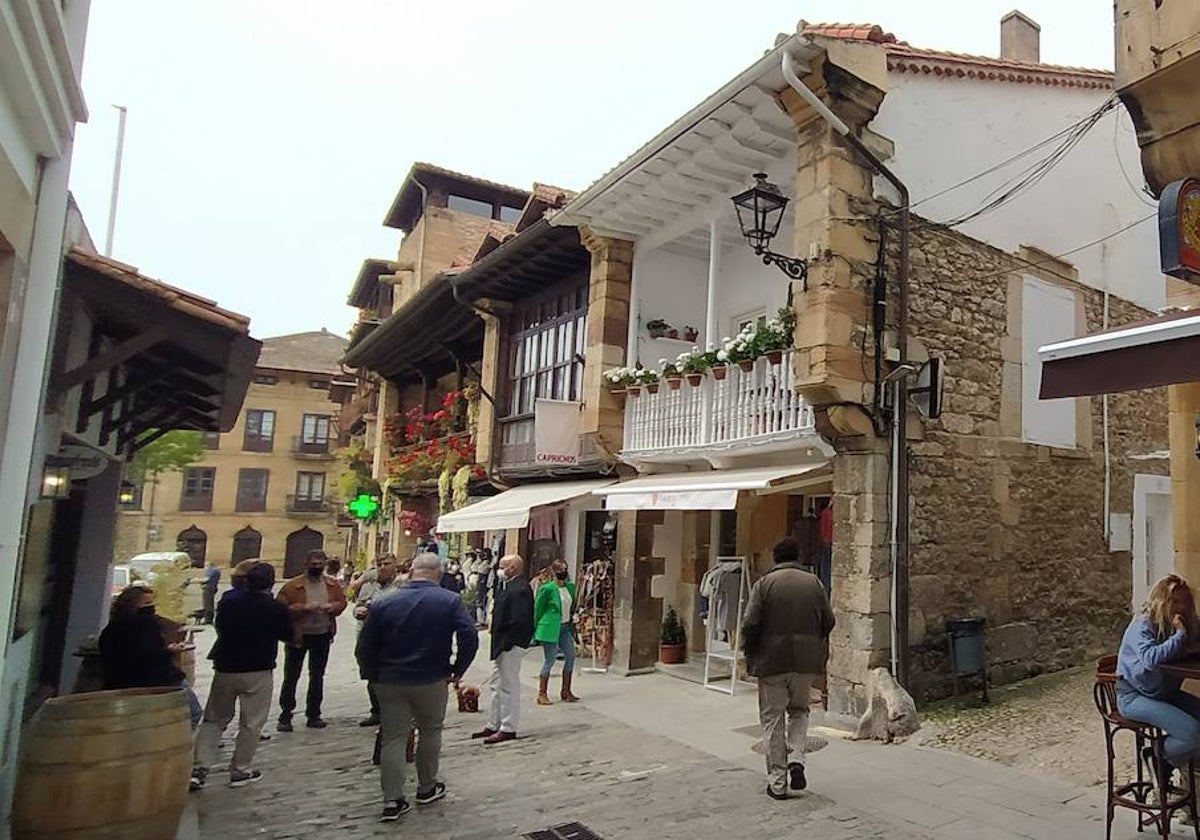 Varias personas atraviesan una de las calles del centro de la villa.