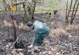 Imagen de archivo de agentes de la Guardia Civil en una zona de monte quemado.