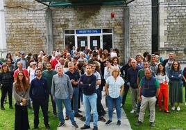 Imagen del personal de la Administración de Justicia de Cantabria destinado en el Complejo Judicial de Las Salesas tras la celebración de una asamblea informativa