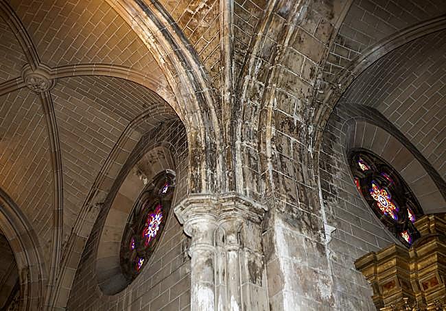 La nave principal revela signos de humedad desde hace años.