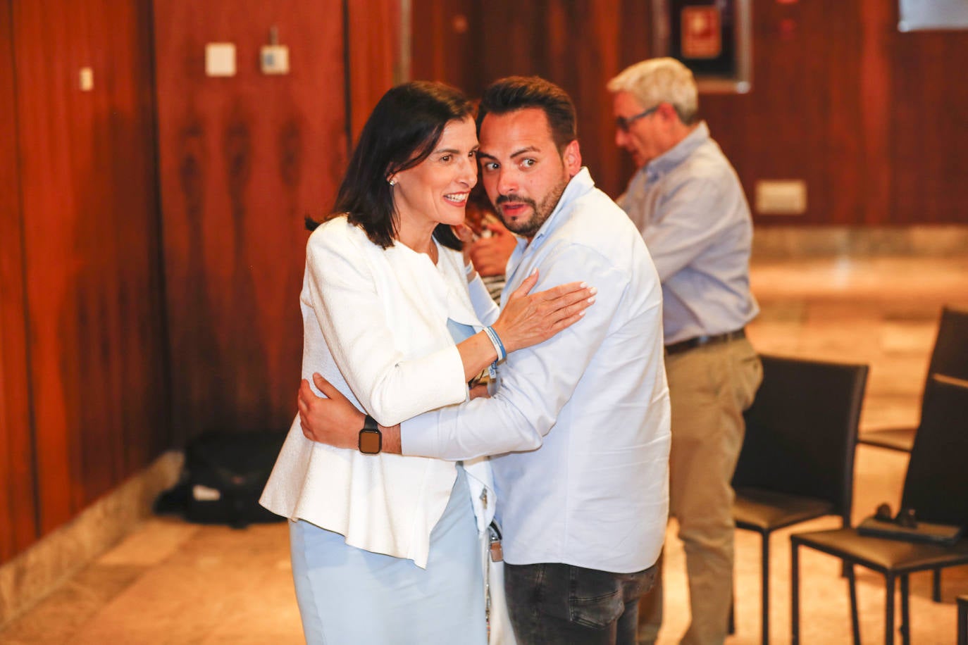 La alcaldesa de Santander, Gema Igual, abraza al diputado y exlider de Nuevas Generaciones del Partido Popular, Álvaro Aguirre.