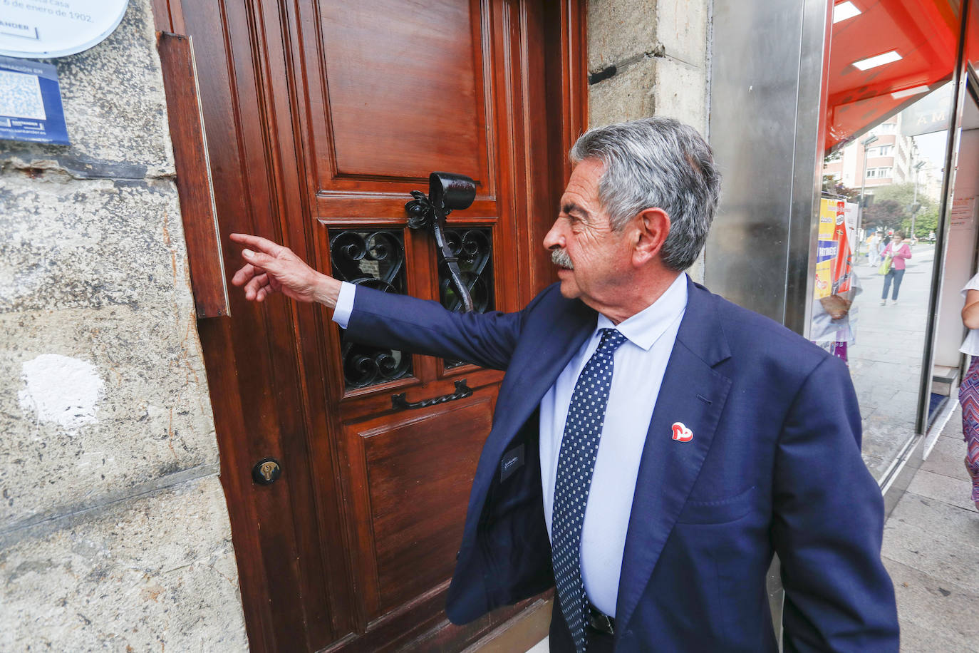 Revilla a su llegada a la sede del PRC en la calle Amos de Escalante